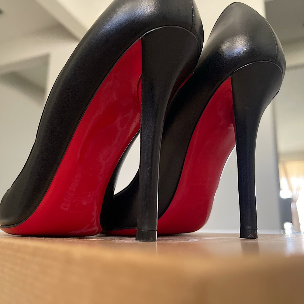 Christian Louboutin —APOSTROPHY PUMP